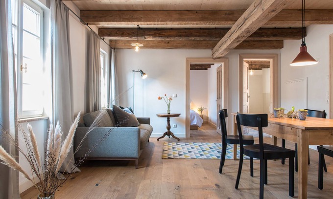 Lahr Apartamento | Living in a city palace with a quiet inner courtyard and garden