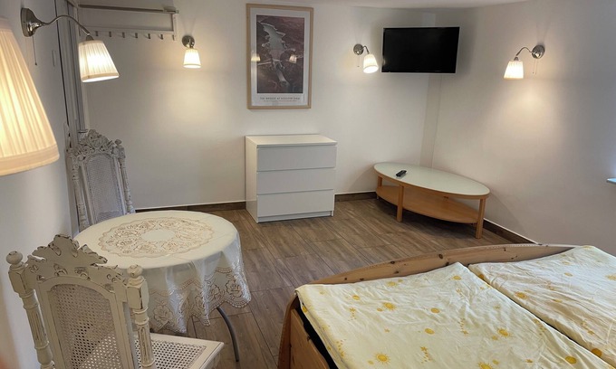 Glienicke/Nordbahn Apartamento | Living in a green basement