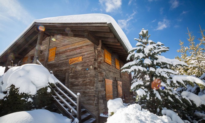 Verbier Apartamento | Living room with fire place, kitchen with vitroceram, dishwasher, microwave and washingmachine, eati