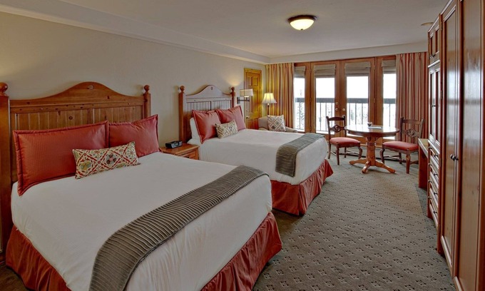 Beaver Creek Apartamento | Living Space with Access to Hot Tub, Pool & Gym