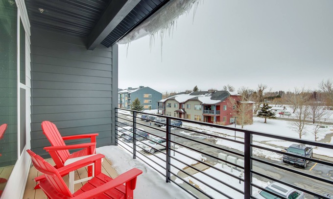 Livingston Condominio | Livingston Condo w/ Balcony - 2 Mi to Downtown!