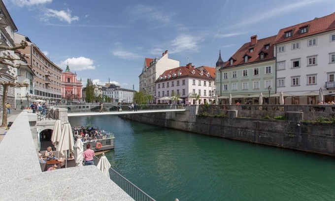 Ljubljana Old Town Apartamento | Ljubljana Riverbank Apartment in City Centre!