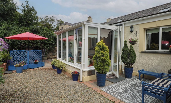 Castlemorris Cabaña | LLAETHDY COTTAGE, pet friendly, with a garden in Letterston