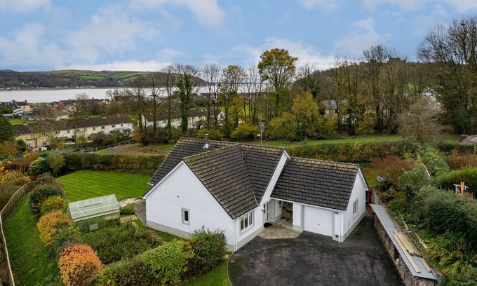 Llansteffan Cabaña | Llais Y Mor, A Family, pet friendly home with Coastal Views