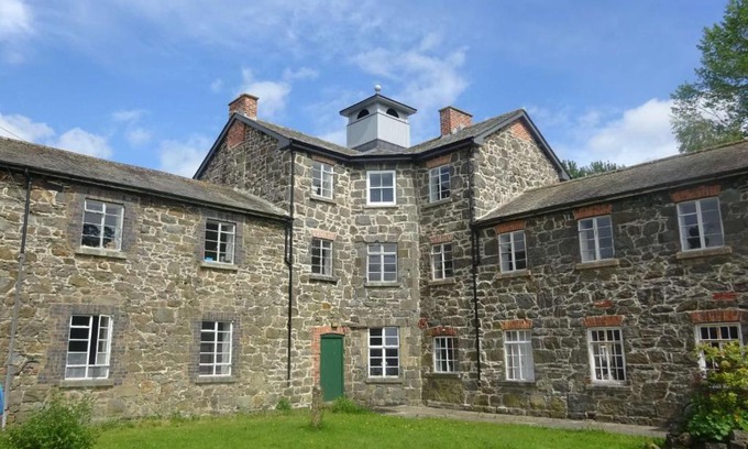 Llanfyllin Hostal | Llanfyllin Workhouse - Y Dolydd