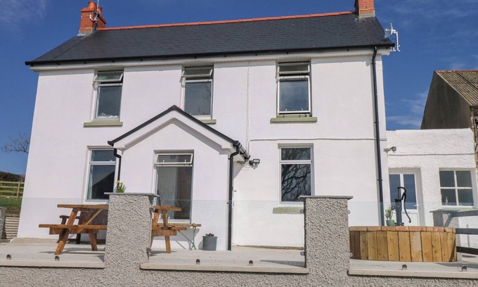 Dwrbach Cabaña | LLANWERN FARM, pet friendly, character holiday cottage in Fishguard
