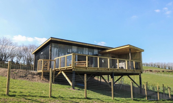 Llanddewi Ystradenny Cabaña | LLETY CARIAD, pet friendly, with hot tub in Llandrindod Wells