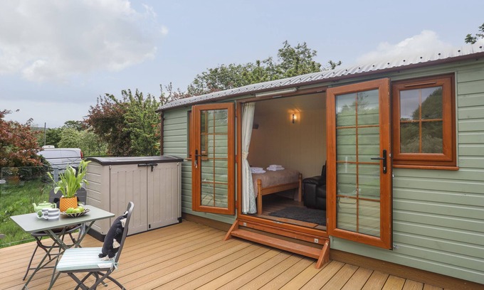 Llanrug Cabaña | LLETY'R BUGAIL 2, pet friendly, with a garden in Llanrug