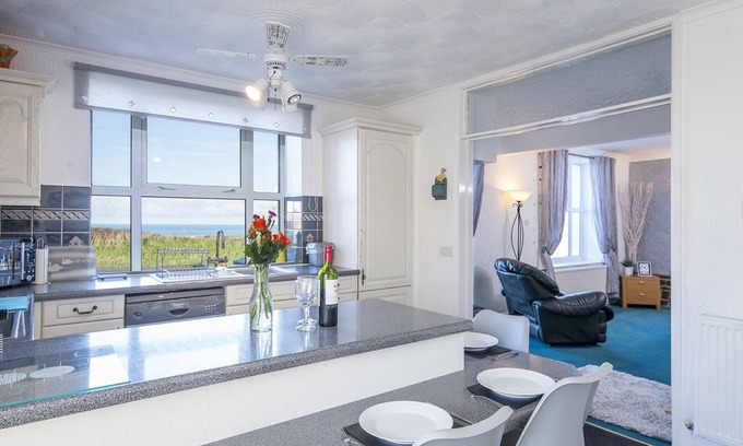 Haverfordwest Cabaña | Llwyndyrys, Holiday Cottage Square and Compass, Sleeps 4, 2 bedrooms, bathrooms