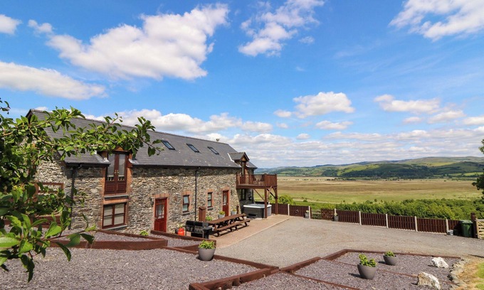 Tregaron Cabaña | LLWYNGWINAU ISAF BARN, pet friendly, with hot tub in Tregaron