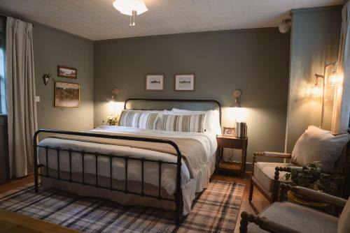 Lookout Mountain Cama Y Desayuno | LMI -15- Laurel Falls Room: Summers Night