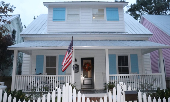 Southport Cabaña | Loaded Luxury Large Historic Cottage-Heart of Historic District-Near Waterfront