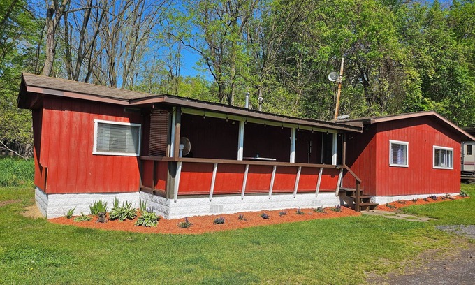 Petersburg Cabina | Loads of amenities, Riverfront, Near Smoke Hole, Seneca, Dolly Sods, Blackwater
