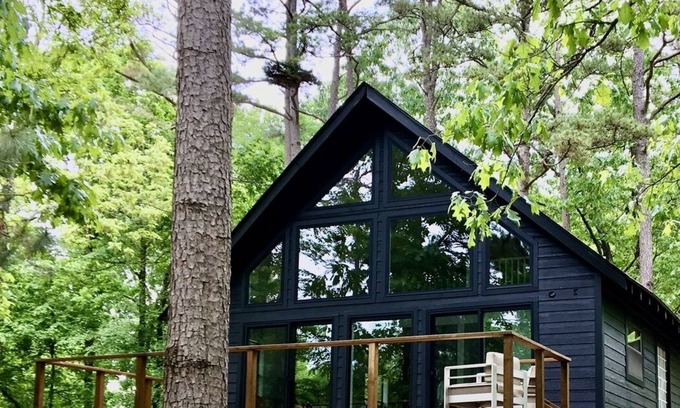 Mena Cabina | Loblolly Pines Cabin - A modern retreat on 6 acres