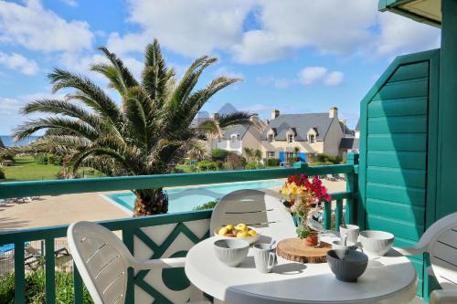 Guilvinec Apartamento | LocaLise - A18 - Appartement avec balcon - Petite vue mer à travers le palmier - Piscine de avril à septembre - Wifi inclus - Animaux admis - Draps inclus - Parking inclus
