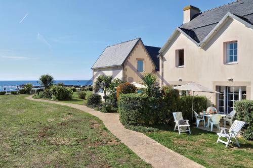Guilvinec Casa | LocaLise - Maison E2 au Guilvinec - A 20m de la mer avec jardin et piscine - Tout à pied, plage, port, centre commerces, marché - Wifi inclus - Vue mer de la chambre - Animaux bienvenus - Linge de lit inclus