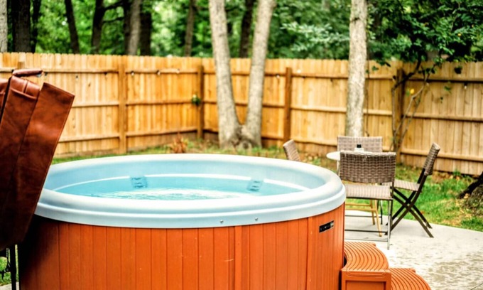 Traverse City Casa | Locally Owned 2BR w/ Hot Tub