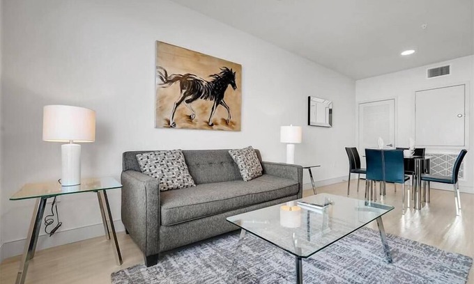 Midway District Apartamento | Locat eats nearby 1 BR w/ Full kitchen & Pool