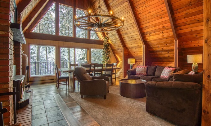 East Kootenay Cabina | Ubicado al otro lado de la carretera del pueblo superior!