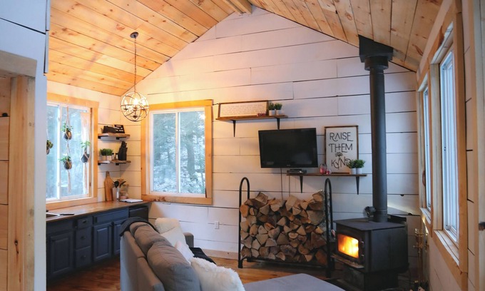 Addington Highlands Cabina | Located directly on the Skootamatta River with Private back lake
