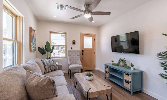 Downtown Tucson Apartamento | Located downtown this 1 bedroom 1 bathroom is fully remodeled with your own dedicated electric vehicle charger .