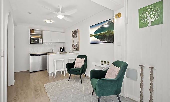 Coffs Harbour Apartamento | Located just 600 beach, Coffs Mediterranean Villa 4 is a spacious one bedroom apartment