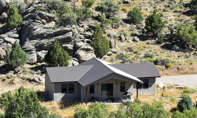 Saratoga Cabina | Located just off of Highway 130 Snowy Range