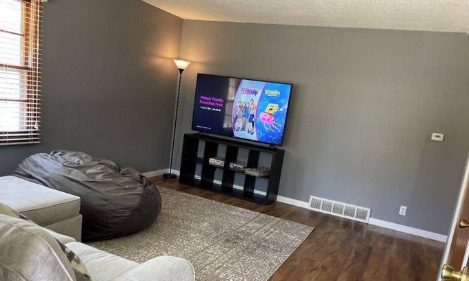 Urbandale Casa | Located minutes away from target, dining & interstate! Safe culdasac with park!