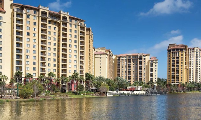 Lake Buena Vista Complejo | Located near Disney World, this resort offers comfortable condo-style suites.