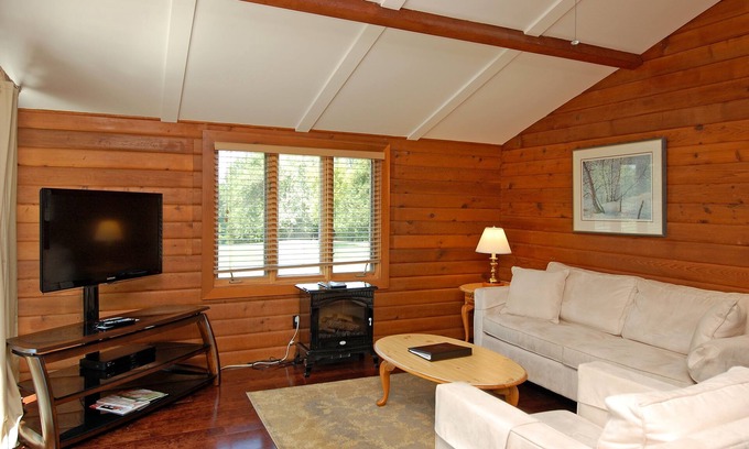 Fenelon Falls Cabaña | Located on a Waterfront Golf Resort
