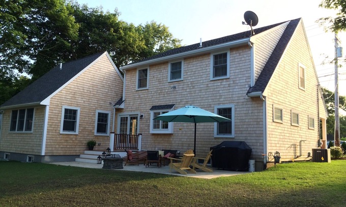 Falmouth Casa | Ubicado a pasos de la calle principal y .7 millas del Surf Drive Beach