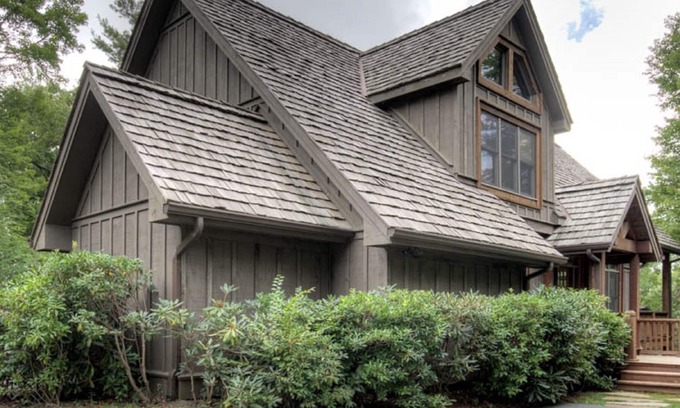 Lake Toxaway Casa | Convenientemente ubicado cerca de los servicios de montaña, pero escondido para la relajación.