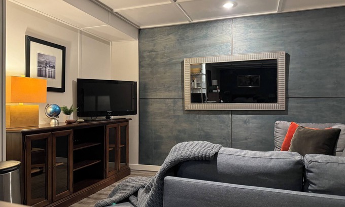 Cherry Valley Apartamento | Location, Comfort & Style! Very Roomy Efficiency.