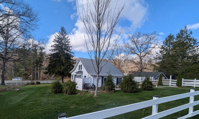 Newland Casa | Location! Hike, Golf, Tube, Raft, Mtns! Fenced-in yard, dogs allowed. 2 bd, 1 ba