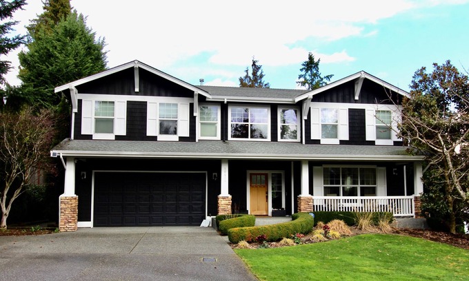 West Bellevue Casa | LOCATION JACKPOT Downtown Bellevue. Spacious, Beautiful, Hot Tub, Fire Pit