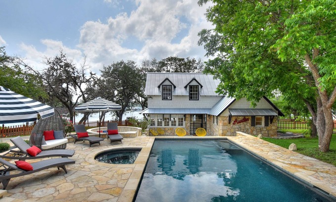 Rocky Ridge Casa | Totalmente remodelado Lake Travis Waterfront ~ Piscina, Spa, Cocina al aire libre, Ubicación