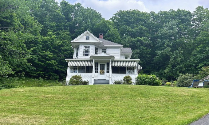 Great Barrington Casa | Location Location! Comodidad y privacidad tan cerca del centro
