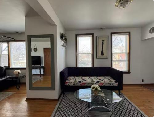 Bridgeport Apartamento | Location! Location! 2bd 1bth spacious apartment!