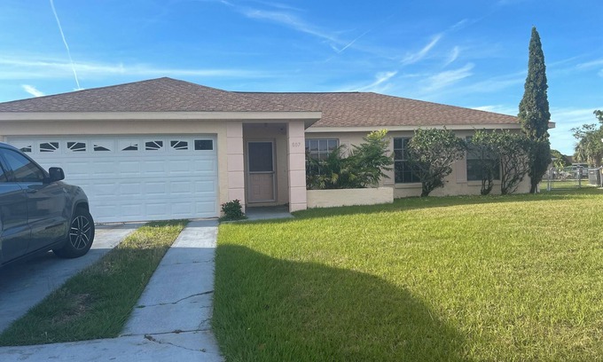 Buena Ventura Lakes Casa | Location, location! 3-bedroom house in Kissimmee with 5G WiFi, central AC