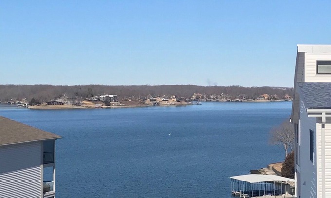 Osage Beach Condominio | LOCATION, LOCATION, AND LOCATION!