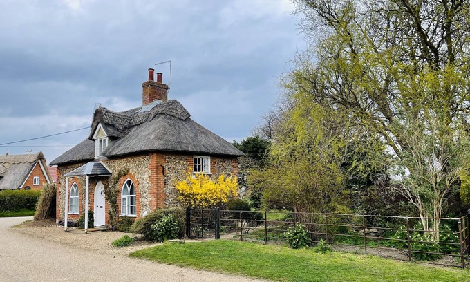 Sutton Cabaña | Location Location! Beautiful country estate cottage, great walking, pet friendly