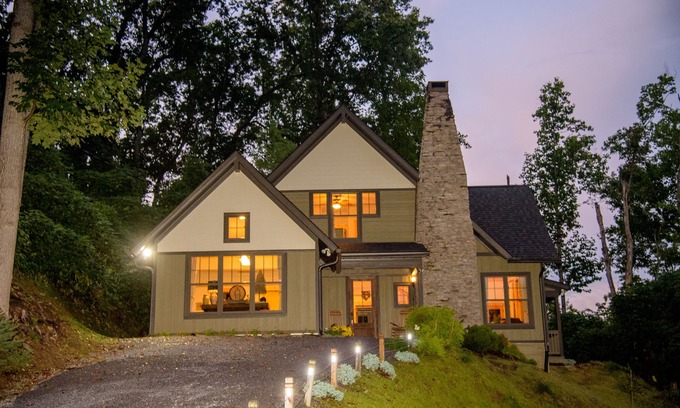 Gatlinburg Cabina | Location! Location! Location! Just a block from DT Gatlinburg-minutes to GSMP!