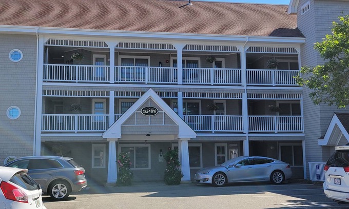 Oak Bluffs Condominio | Location , Location , Location ! Walking distance to the beach.
