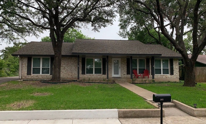 Round Rock Casa | LOCATION- LOCATION- LOCATION- CLEAN 10 Min Walk to DR Round Rock. Austin in 20.