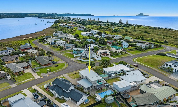 Ohope Casa | Location Location Location This ticks all boxes Sun, surf plus landscapped pool!
