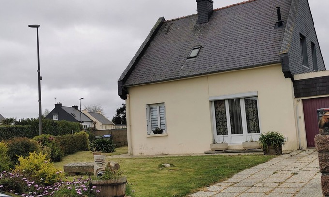 Rospez Casa | Location Maison Bien Située Avec Jardin Clos. Animaux de Compagnie Acceptés
