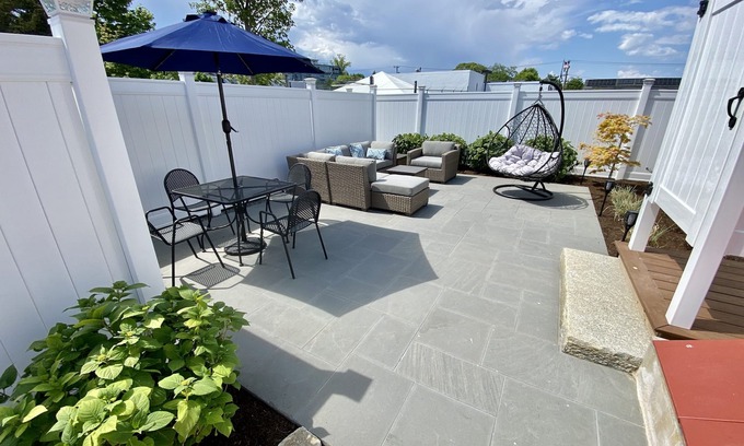 Vineyard Haven Cabaña | LOCATION & QUALITY! Right in town, freshly renovated, near everything u need!