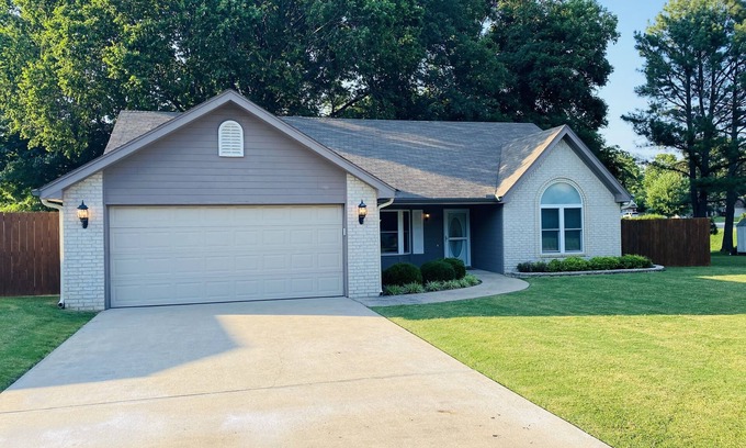 Bentonville Casa | Location! Slaughter Pen Trail, Museums, Walmart. King Bed too!