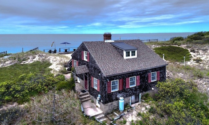 Wellfleet Cabaña | Ubicación, ubicación! Waterfront- Beachfront Cottage