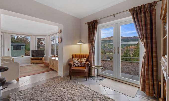 Foyers Casa | Loch Ness Views Holiday Home with Hot Tub